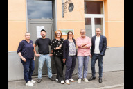 Bild Haben die niedrigschwellige Substitution „sub-port“ auf den Weg gebracht (v.  li.): Elisabeth Müller (Oberärztin Psychiatrie Klinikum Nürnberg), Florian Postler (Sozialpädagoge mudra), Cornelia Gilch (Vorstand mudra), Elisabeth Ries (Referentin für Jugend, Familie, Senioren und Soziales der Stadt Nürnberg), Norbert Wittmann (Vorstand mudra) und Volker Wolfrum (Leiter des Sozialamts Stadt Nürnberg) vor den Räumen der Mudra Jugend- und Drogenhilfe Nürnberg in der Ottostraße.