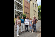 Bild Investition in die Zukunft der Kinder- und Jugendhilfe: Die Gebäude in der Reutersbrunnenstraße 34 werden in den kommenden Jahren umfassend neu gestaltet und erweitert. v. l.: Dr. Kerstin Schröder, Leiterin des Jugendamts, Elisabeth Ries, Referentin für Jugend, Familie, Senioren und Soziales, Dr. Nasser Ahmed, Bürgermeister für Wohnen, Bauen, Stadtentwicklung und die Feuerwehr, Nicole Deutsch, Projektleitung des Hochbauamts, sowie Andrew Schneider, Leiter des Hochbauamts.