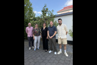 Bild Die neue Einrichtung für wohnungslose Menschen im Nürnberger Westen wurde am Donnerstag, 6. August 2026, offiziell eröffnet; v. li.: Thorsten Bach (Koordinator für Wohnungsfragen und Obdachlosigkeit im Sozialamt der Stadt Nürnberg), Elisabeth Ries (Referentin für Jugend, Familie, Senioren und Soziales der Stadt Nürnberg), Dr. Kirsten Quednau (Geschäftsführerin des Krisendiensts Mittelfranken und des Fördervereins Ambulante Krisenhilfe e. V)., Björn Bracher (Bereichsleiter „Hilfen in besonderen Lebenslagen“ bei der Stadtmission Nürnberg e. V.) und Andreas Bott (Einrichtungsleiter Hilfen für Menschen in Wohnungsnot bei der Stadtmission Nürnberg e. V.).