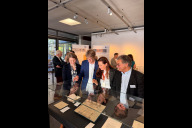 Bild Eröffnung der Ausstellung „Das kann Schule machen: Von Melanchthon zur Bildungsstadt Nürnberg“ im Stadtarchiv Nürnberg am Samstag, 19. September 2026; v. li.: Dr. Antonia Landois, Stadtarchiv Nürnberg, Dr. Mathias Rösch, Schulmuseum Nürnberg, Bildungsreferentin Cornelia Trinkl und Dr. Walter Bauernfeind, Leiter des Stadtarchivs Nürnberg.