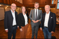 Bild Bei der Feier zum 25. Jubiläum des Computer Clubs Nürnberg 50 plus am Montag, 5. Oktober 2026; v. li.: Hermann Schmitz, 2. Vorsitzender, Elisabeth Ries, Referentin für Jugend, Familie, Senioren und Soziales, Oberbürgermeister Marcus König und Wolfgang Schleemilch, 1. Vorsitzender.