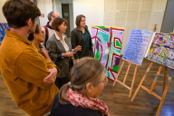 Bild Elisabeth Ries, Referentin für Jugend, Familie, Senioren und Soziales (re.), bei der Vernissage einer Ausstellung zum 25-jährigen Bestehen der Bundesarbeitsgemeinschaft Kommunaler Kinderinteressenvertretungen. Kinder und Jugendliche hatten Bilder zu Kinderrechten gestaltet. 