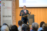 Bild Bürgermeister Dr. Nasser Ahmed bei der Eröffnung der Fachtagung der Bundesarbeitsgemeinschaft kommunaler Kinderinteressensvertretungen im Heilig-Geist-Saal Nürnberg am Montag, 19. Oktober 2026.