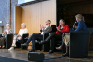 Bild Demografieforum am Donnerstag, 15. Oktober 2026, im Heilig-Geist-Saal, v. li.: . Prof. Dorothea Geuthner (Stadtseniorenrat Nürnberg), Beate Zwermann (Bürgerinitiative „Gemeinsam gegen Einsamkeit“, Frankfurt a. M.), Prof. Frieder Lang (Friedrich-Alexander-Universität Erlangen-Nürnberg), Elisabeth Ries (Sozial- und Seniorenreferentin der Stadt Nürnberg), Anja-Maria Käßer (Leiterin des Seniorenamts der Stadt Nürnberg).