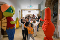 Bild Das Kinderrechte-Maskottchen Tim und Frizzi, das Maskottchen der Kinderklinik Nürnberg, begrüßten die Gäste zur Jubiläumsfeier der Kinderversammlungen am Mittwoch, 21. Oktober 2026, im Rathaus Wolffscher  Bau.