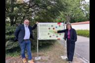 Bild Armin Hoffmann, Leiter der Friedhofsverwaltung, und Britta Walthelm, Referentin für Umwelt und Gesundheit, mit einer der neuen Informationstafeln auf dem Südfriedhof.