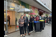 Bild Bis Freitag, 3. Juli 2026, will der "zirka"-Pop-up-Store in der Pfannenschmiedsgasse nachhaltiges Handeln erlebbar machen. Zur Eröffnung am Donnerstag, 11. Juni, waren die Referentin für Umwelt und Gesundheit, Britta Walthelm,  Oberbürgermeister Marcus König sowie Percussionist Yogo Pausch zu Gast (von links nach rechts).