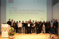 Bild Oberbürgermeister Marcus König zusammen mit den Preisträgerinnen und Preisträgern der Scharrer Mittelschule Nürnberg (1. Preis).