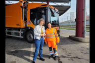 Bild Britta Walthelm, Erste Werkleiterin Abfallwirtschaftsbetrieb Nürnberg (ASN) und Referentin für Umwelt und Gesundheit, mit 
Senem Veit, erste Frau bei ASN hinter dem Steuer eines Müllfahrzeugs.