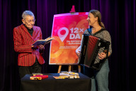 Bild Mit der Veranstaltungsreihe 12xDA rücken die zwölf Nürnberger Kulturläden° die Stärkung der Demokratie ins Zentrum ihrer Stadtteilarbeit. Als Zeichen gegen Fremdenfeindlichkeit las Barbara Wolf (li.) bei „Nie wieder ist jetzt!“ am 6. November 2025 im südpunkt Texte von Rose Ausländer, Mascha Kaléko und Else Lasker-Schüler, begleitet von Klezmer-Musik von Steffi Zachmeier (re.).