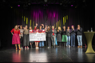 Bild Der Kulturladen Loni-Übler-Haus im Amt für Kultur und Freizeit veranstaltete am Montag, 10. November 2025, die Spendengala „Sisters of Comedy – Nachgelacht“. Gruppenbild zur Scheckübergabe (v. li.): die Kabarettistinnen Franziska Wanninger, Inka Meyer, Birgit Süss, Kathi Wolf und Claudia Pichler, die Leiterin des Kulturladens Loni-Übler-Haus im Amt für Kultur und Freizeit (Kuf), Monika Abel, die Vorständinnen der frauenBeratung nürnberg, Sabine Böhm-Burmann und Julia Pfeifer, Sozialreferentin Elisabeth Ries, die Frauenbeauftragte der Stadt Nürnberg, Hedwig Schouten, die Ehefrau des Oberbürgermeisters, Anke König, die Leiterin der Nürnberger Kulturläden im Kuf, Annette Trümper, die stellvertretende Frauenbeauftragte der Stadt Nürnberg, Michelle Fowinkel, sowie die Kuf-Mitarbeitenden Inga Poravas und Peter Correll.