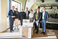 Bild Neubau des Kinder- und Jugendhauses an der Nopitschstraße; v.li.: Oberbürgermeister Marcus König, Jan Franke (Leitung Kinder- und Jugendhaus), Thorsten Brehm, Referent für Finanzen, Personal und IT, Planungs- und Baureferent Daniel F. Ulrich, Manuela Söll-Szyrlewski (Leitung Spielmobil Ratz), Frieder Steinbach (Leitung Spielmobil Mobbl), Elisabeth Ries, Referentin für Jugend, Familie und Soziales, sowie Ralf Schekira, Geschäftsführer WBG KOMMUNAL, mit einem Einweihungsgeschenk für die gesamte Einrichtung.
