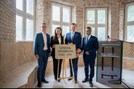 Bild Offizieller Startschuss für die Generalsanierung der Ludwig-Uhland-Schule, v.li.: Ralf Schekira, Geschäftsführer der WBG KOMMUNAL GmbH, Cornelia Trinkl, Referentin für Bildung, Oberbürgermeister Marcus König und Dr. Nasser Ahmed, Bürgermeister für Wohnen,
Bauen und Stadtentwicklung.