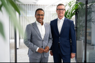 Bild Neuer Aufsichtsrat der wbg Nürnberg konstituiert: Den Vorsitz übernimmt künftig Bürgermeister Dr. Nasser Ahmed (li.), der für die Bereiche Wohnen, Bauen und Stadtentwicklung verantwortlich ist. Das Bild zeigt ihn gemeinsam mit dem Geschäftsführer der wbg, Ralf Schekira.