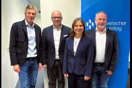Bild Von links: Johann Kronauer, Geschäftsführendes Vorstandsmitglied des Bayerischen Städtetags, Monika Schwind, Oberbürgermeisterin der Stadt Freising und stellvertretende Vorsitzende des Finanzausschusses, Thorsten Brehm, Nürnbergs Stadtkämmerer und Vorsitzender des Finanzausschusses sowie Markus Porombka, Referent für Finanzen und Sport beim Bayerischen Städtetag.


