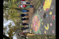 Bild Conny Scharf, Geschäftsführerin der Nürnberger Kinderkommission, führte durch die „Straße der Kinderrechte“ und hob die zentrale Rolle der frühkindlichen Bildung als Basis für Chancengleichheit hervor.