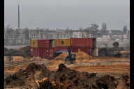 Bild Bei Bauarbeiten im neuen Nürnberger Stadtteil Lichtenreuth ist am gestrigen Montagnachmittag, 9. März 2026, eine Fliegerbombe aus dem Zweiten Weltkrieg gefunden worden. Rund um die Fundstelle der Fliegerbombe ist ein Schutzwall aus Containern errichtet worden.