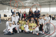 Bild Karl Freller, Abgeordneter des Bayerischen Landtags, Thorsten Brehm, Referent für Finanzen, Personal und IT, Elisabeth Ries, Referentin für Jugend, Familie und Soziales, Cornelia Trinkl, Referentin für Schule und Sport, und Oberbürgermeister Marcus König sowie Schülerinnen und Schüler der Mittelschule nach deren sportlichem Intermezzo bei der Feier zum Abschluss des zweiten Bauabschnitts am Schulcampus Werderau am Montag, 10. November 2025.

