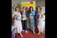 Bild 1 450 Bücher für 20,4 Meter Lesefreude – Tessloff Verlag belohnte erfolgreiche Lese-Challenge der Adam-Kraft-Realschule Nürnberg am Montag, 29. Juni 2026, (von links): Ulrike Hannemann, Schulleitung der Adam-Kraft-Realschule, Katja Meinecke-Meurer, Geschäftsführerin des Tessloff Verlags, Cornelia Trinkl, Bildungsreferentin der Stadt Nürnberg, und Astrid Fuchs, Lehrkraft an der Adam-Kraft-Realschule.