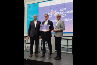 Bild Preisverleihung "ADFC-Fahrradklima-Test" 2024: Für die Förderung des Radverkehrs erhält die Stadt Nürnberg eine Auszeichnung des Bundesministeriums für Verkehr in Berlin; v. li.: Ludgar Molitor (Bundesverkehrsministerium), Frank Jülich (Leiter des Verkehrsplanungsamts) und Frank Masurat (ADFC-Bundesvorsitzender).
