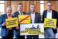 Bild Fürths Oberbürgermeister Thomas Jung, Nürnbergs Oberbürgermeister Marcus König, der Oberbürgermeister der Stadt Erlangen, Jörg Volleth, und Schwabachs Stadtoberhaupt Peter Reiß (v. l. n. r.) machen am Aktionstag "Kommunen am Limit" auf die schwierige finanzielle Situation von Städten und Gemeinden aufmerksam.