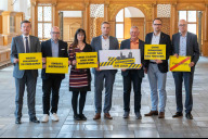 Bild Die Oberbürgermeister und Kämmerer der Städte Nürnberg, Erlangen und Fürth – Marcus König, Thorsten Brehm, Dr. Stefanie Ammon, Jörg Volleth, Dr. Thomas Jung und Konrad Beugel (v. l. n. r.) – sowie Schwabachs Oberbürgermeister Peter Reiß (2. v. r) machen beim bundesweiten Aktionstag "Kommunen am Limit" auf die schwierige finanzielle Situation der Städte und Gemeinden aufmerksam.