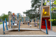 Bild Der Spielplatz in der Annette-Kolb-Anlage ist inklusiv nach den Nürnberger Leitlinien gestaltet. Er wurde im Oktober 2023 eröffnet.