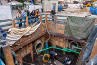 Bild Fach-Besucher am Fundort der mittelalterlichen Überreste auf der Kanalbaustelle am Obstmarkt am Freitag, 8. Mai 2026.