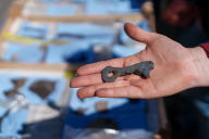 Bild Fach-Besucher am Fundort der mittelalterlichen Überreste auf der Kanalbaustelle am Obstmarkt am Freitag, 8. Mai 2026: Fundstück.