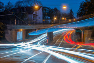 Bild Die Langzeitbelichtung von Andreas Groh fängt den Verkehrsfluss am Mögeldorfer Plärrer ein (Blick Richtung Tiergarten).