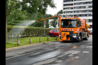 Bild Ein umgebautes städtisches Solefahrzeug gießt die Bäume an der Norikusbucht.