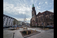 Bild Eine von vielen Baumpflanzungen in diesem Jahr, hier in der Nürnberger Kirchenstraße.