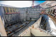 Bild Ein Jahr nach dem Baustart nimmt die Spielstätte für das Staatstheater Nürnberg in der Kongresshalle Gestalt an: Das Bild zeigt den Zuschauerraum des Ergänzungsbaus. Wo heute auf der schräg aufsteigenden Fläche Stahlarmierungen zu erkennen sind, wird ab 2028 das Publikum das Geschehen auf der Bühne verfolgen.