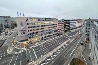 Bild Ab Dienstag, 9. Dezember 2025, gehört ein weiteres Baustellenhindernis der Vergangenheit an: Die Sulzbacher Straße am Rathenauplatz kann dann wieder befahren werden.