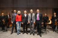 Bild Baureferent Daniel F. Ulrich, Bürgermeisterin Prof. Dr. Julia Lehner, Generalmusikdirektor Roland Böer, Johann Casimir Eule, stellvertretender Staatsintendant, und Christian Ruppert, der geschäftsführende Direktor des Staatstheaters, bei der heutigen Konzertmatinée auf der Baustelle der Kongresshalle Nürnberg.