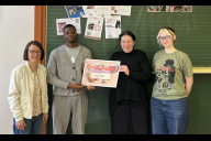 Bild Berufliche Schule 4 (B4) - starkes Engagement für den guten Zweck (von links): Ilka Horn, stellvertretende Schulleitung der Beruflichen B4, Bradley Malcolm Acheampong, Schüler an der B4, Stefanie Walter, Frauenhaus Nürnberg,  und Sophia Summerer Damjanovic, Schülerin an der B4.