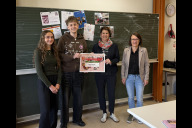 Bild Berufliche Schule 4 (B4): starkes Engagement für den guten Zweck (von links): Nora Koch, Schülerin an der B4, Paul Blaufelder, Schüler an der B4, Ingrid Kästlen, Hospiz Team Nürnberg, und Ilka Horn, stellvertretende  Schulleitung der B4.