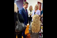 Bild Die Bayerische Sozialministerin Ulrike Scharf (re.) und Oberbürgermeister Marcus König beim Besuch in der Grundschule Forchheimer Straße am 26. September 2024.