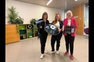 Bild Britta Walthelm, Referentin für Umwelt und Gesundheit, Stefanie Paul, Kundenbereichsleitung Zentrale Bibliotheksdienste, und Elisabeth Sträter, Direktorin der Stadtbibliothek Nürnberg, mit Stücken aus Nürnbergs erster „Bibliothek der Dinge“. 


