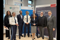 Bild v. li.: Monika Dönnhöfer (Leiterin Stab Innenstadt Stadt Nürnberg), Franziska Titz (Stellvertretende Leiterin der Polizeiinspektion Nürnberg-Mitte), Andreas Schöffel (Bezirksgeschäftsführer Handelsverband Mittelfranken), Gernot Rochholz (Polizeipräsident des Präsidiums Mittelfranken), Dr. Andrea Heilmaier (Wirtschafts- und Wissenschaftsreferentin Stadt Nürnberg), Olaf Kuch (Stadtdirektor Bürgerservice, Digitales und Recht Stadt Nürnberg), Markus Pinzer (Oberstaatsanwalt, Staatsanwaltschaft Nürnberg-Fürth) sowie Thomas Domani (Bezirksvorsitzender und Vorsitzender der Kreisstelle Nürnberg, Bayerischer Hotel- und Gaststättenverband DEHOGA Bayern e. V.) beim „Sicherheitsforum Innenstadt“ am Donnerstag, 5. Februar 2026.