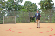 Bild Eröffnung des erneuerten Bolzplatzes in der Rechenberganlage an der Hardenbergstraße mit Christian Vogel, Bürgermeister und Erster Werkleiter des Servicebetriebs Öffentlicher Raum Nürnberg. 