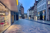 Bild Mit der Umgestaltung wird die Breite Gasse attraktiver: Einbauten und Mobiliar werden erneuert und der Oberflächenbelag barrierefrei gestaltet. Auf der linken Seite ist bereits das neue Pflaster verlegt, rechts des schwarzen Asphaltstreifens liegt noch der alte Pflasterbelag. 