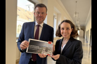 Bild Oberbürgermeister Marcus König sowie Wirtschafts- und Wissenschaftsreferentin Dr. Andrea Heilmaier mit der neuen Broschüre „Nürnberger Erfolgsbeispiele – Unternehmen, die Nürnberg bewegen“ der Wirtschaftsförderung Nürnberg.