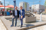 Bild Oberbürgermeister Marcus König (re.) und Planungs- und Baureferent Daniel F. Ulrich eröffnen die Brunnensaison 2025 am Mögeldorfer Plärrer mit einem: „Wasser marsch!“.