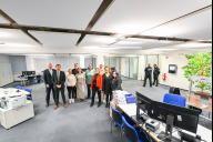 Bild Am Montag, 16. Dezember 2024, wurde die neue Außenstelle des Bürgeramtes Mitte in Eberhardshof unter Anwesenheit von (v.l.) Olaf Kuch, Direktor Bürgerservice, Digitales und Recht, 
 Oberbürgermeister Marcus König, Dagmar Heckel, Leiterin Bürgeramt Mitte, und dem neuen Kernteam eröffnet.