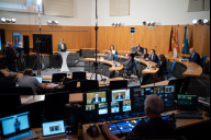 Bild Archivfoto: Die Stadtspitze beantwortet Fragen beim Digitalen Bürgerdialog am 2. Mai 2024.