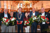 Bild Am Mittwoch, 16. Juli 2025, hat Oberbürgermeister Marcus König im Historischen Rathaussaal die Bürgermedaille 2025 verliehen an ( von links ) Dr. Helmuth Sörgel, Nanette Lehner, in der Mitte Oberbürgermeister Marcus König, Meral Akkent, Dr. Peter Küfner und Peter Brandmann.