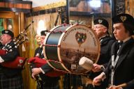 Bild Die „Neilston & District Pipe Band“ spielt zur Begrüßung der „Burns-Supper“-Gäste.