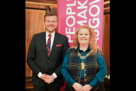 Bild Oberbürgermeister Marcus König feiert mit seiner Amtskollegin aus Glasgow, Lord Provost Jacqueline McLaren, die erfolgreiche Städtefreundschaft zwischen Nürnberg und Glasgow.