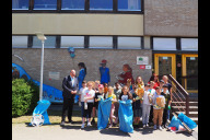 Bild Bürgermeister Christian Vogel (li.) schaut sich die Funde einer Schulklasse vor der Birkenwald-Grundschule an; hintere Reihe, v. li.: Sonja Wolfstädter, Mitarbeiterin Kulturladen Röthenbach im Amt für Kultur und Freizeit, Angela Mrusek, Lehrerin der Helene-von-Forster-Grundschule, und Petra Wormser, Lehrerin der Birkenwald-Grundschule.